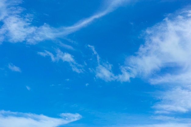 Witte doorzichtige wolken op een blauwe achtergrond