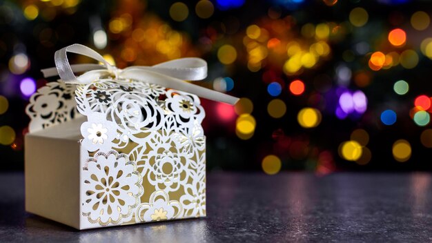 Witte doos met een cadeautje onder de kerstboom