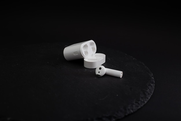 Witte draadloze hoofdtelefoon moderne technologie om naar muziek te luisteren