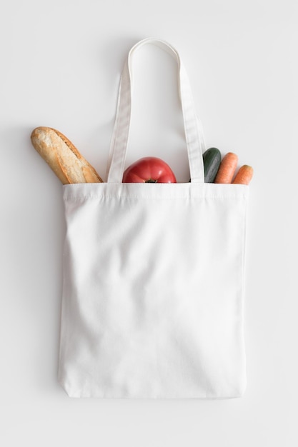 Foto witte draagtas mockup met boodschappen op een witte tafel