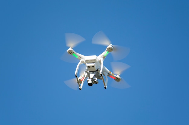 Witte drone in de lucht