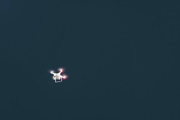 witte drone vliegen op lucht in de nacht