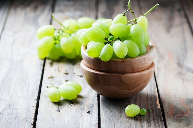 Witte druif op de houten tafel
