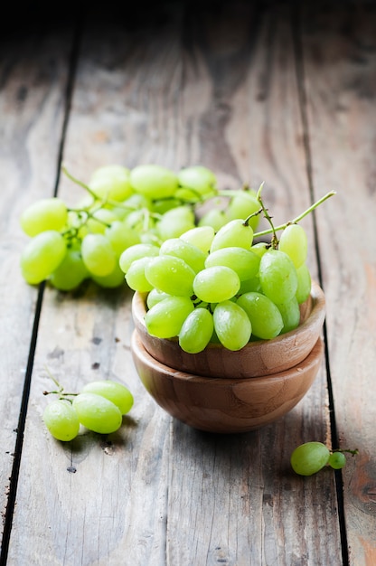 Witte druif op de houten tafel