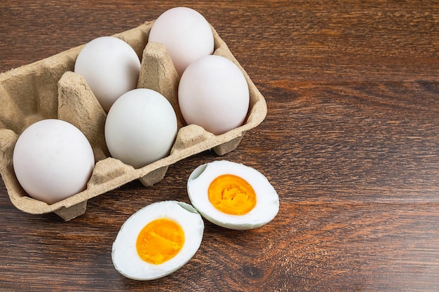 Witte eendeieren en gezouten eivoer op een houten lijst