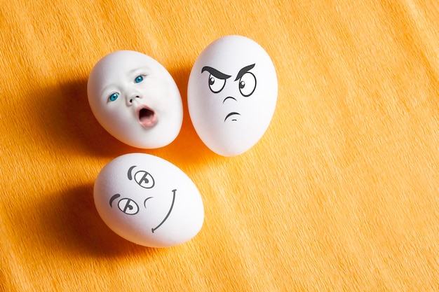 Witte eieren met komische emotionele gezichten