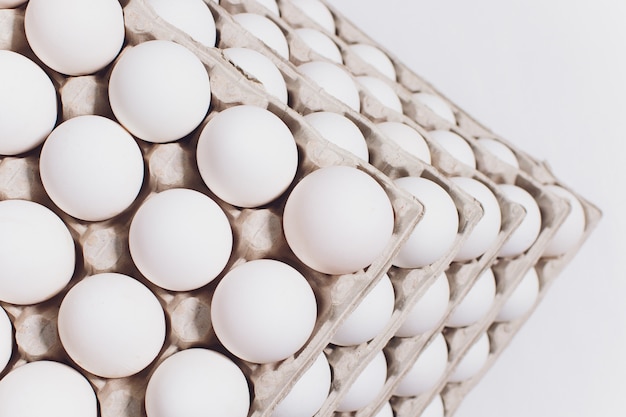 Witte eieren van een kip in onschadelijke, kartonnen verpakking