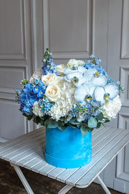 witte en blauwe hortensia witte rozen blauwe orchidee