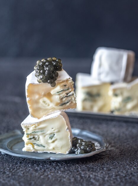 Witte en blauwe vormkaas met zwarte kaviaar