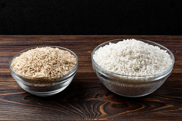 Witte en bruine rijst op tafel