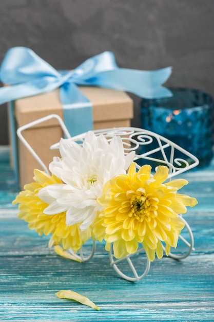 Witte en gele chrysant in een pot