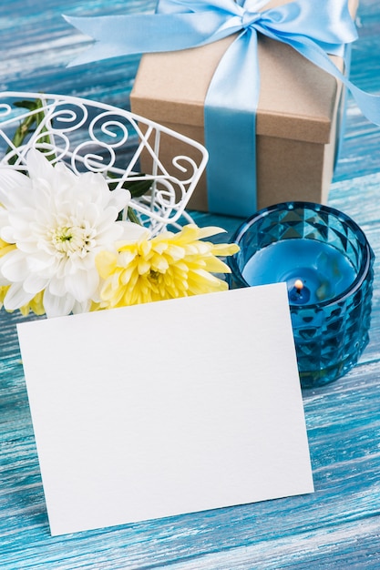 Witte en gele chrysant in een pot