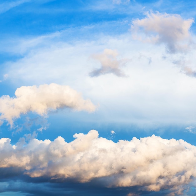 Witte en grijze cumuli wolken in donkerblauwe lucht