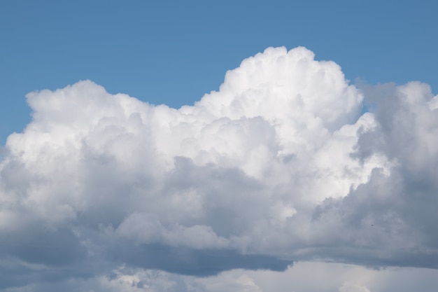 Witte en grijze wolken in blauwe hemel