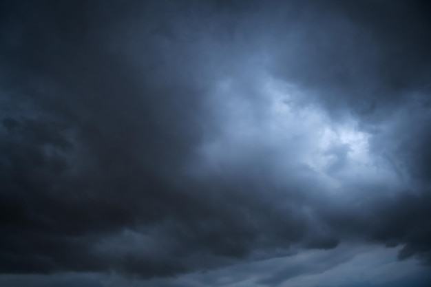 Witte en grijze wolken schilderachtige natuur omgeving achtergrond Onweerswolken drijvend in een regenachtige dag met natuurlijk licht Cloudscape landschap bewolkt weer boven de blauwe lucht