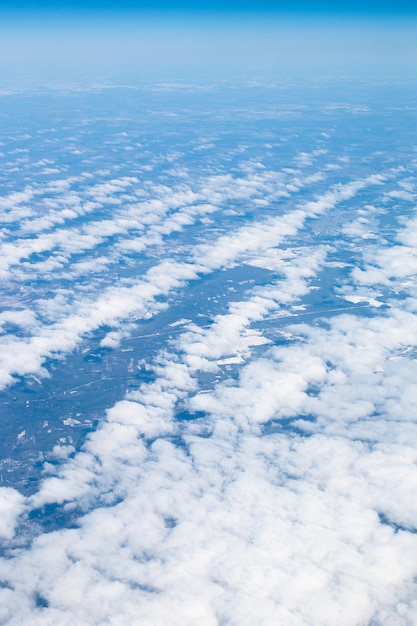 Witte en luchtwolken van bovenaf Wolkenachtergrond