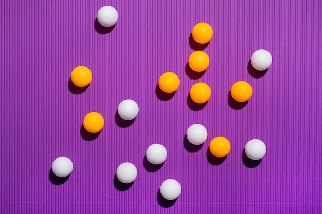 Witte en oranje ballen op een paarse achtergrond