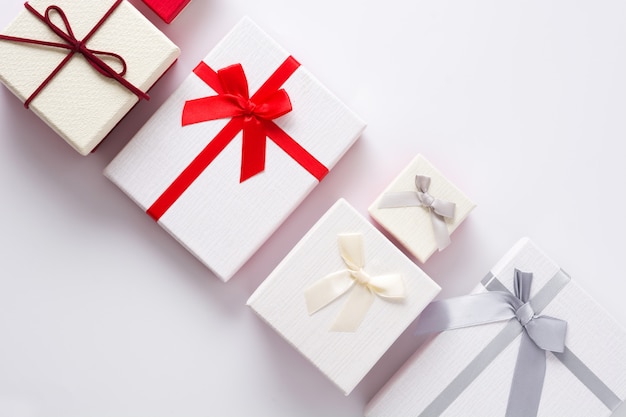 Witte en rode geschenkdozen geïsoleerd op wit