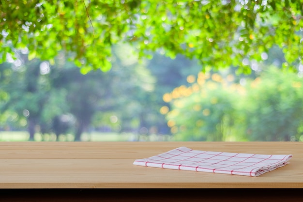 Witte en rode tartan doek op houten tafel