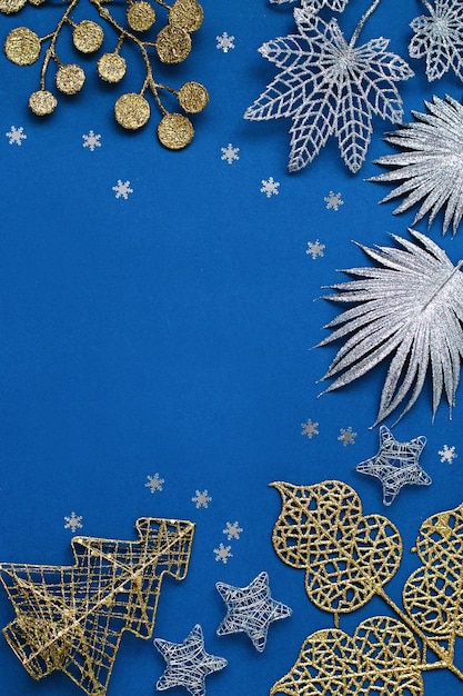 Foto witte en zilveren versieringen plat op een klassieke blauwe achtergrond met kopieerruimte. kerstachtergrond in kleur klassiek blauw met witte en zilveren ornamenten, kerstachtergrond met verlanglijstje