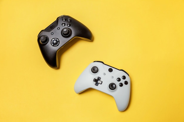 Witte en zwarte gamepad met twee joysticks