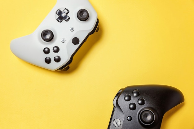 Witte en zwarte twee joystick gamepad, gameconsole op gele achtergrond