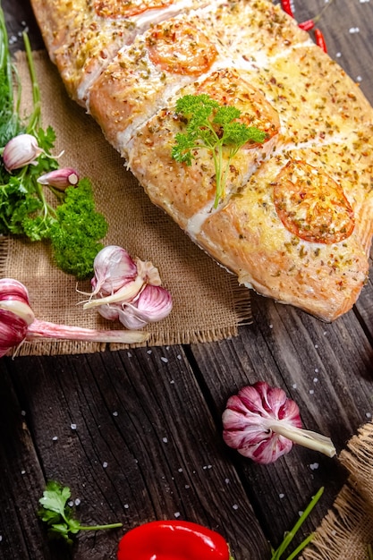 witte filet ossenhaas gerookte zee riviervis ligt op een vintage rustieke snijplank en tafel, touwen