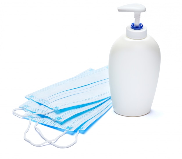 Witte fles crème, lotion, ontsmettingsmiddel of vloeibare zeep en beschermend masker geïsoleerd op een witte achtergrond