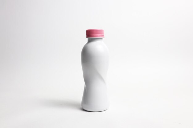 Witte fles water Mockup op een gebroken witte achtergrond