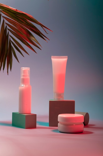 witte flessen cosmetica in neon