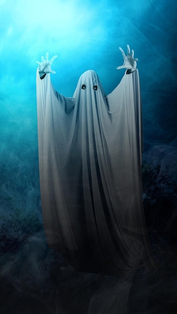 Witte geest achtervolgt op mistig bos in de nacht Eng spook Halloween-concept