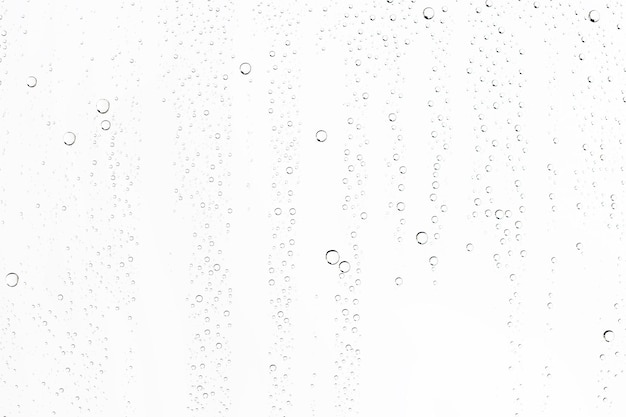 witte geïsoleerde achtergrond waterdruppels op het glas / nat vensterglas met spatten en druppels water en limoen, textuur herfst achtergrond