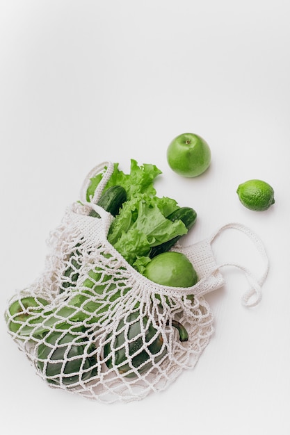 Foto witte geïsoleerde de groentenvruchten van de netwerkzak