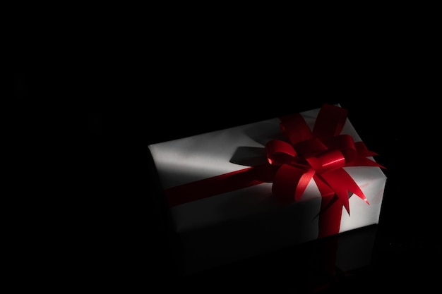 Witte geschenk doos met rood lint
