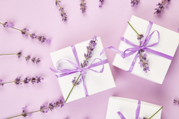 Foto witte geschenkdoos met violet lint en lavendel