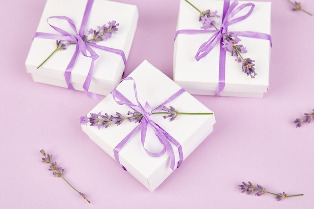 Witte geschenkdoos met violet lint en lavendel