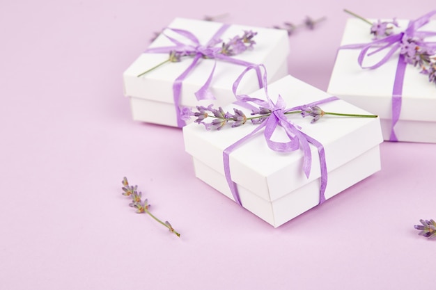 Witte geschenkdoos met violet lint en lavendel