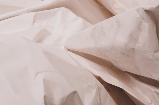 Witte gevouwen verfrommeld papier achtergrond grunge textuur backdrop