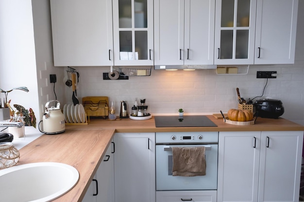 Witte gezellige keuken in Scandi loft-stijl Home interieur eetkamer design oven kookplaat tafel keukenmeubels