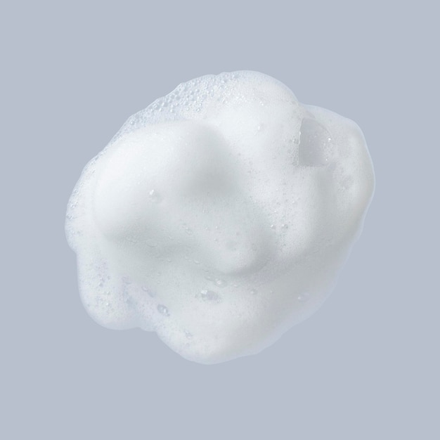 Foto witte gezichtsschuim romige zeepbel zeepspons geïsoleerd op de achtergrond met uitknippad reinigingsconcept