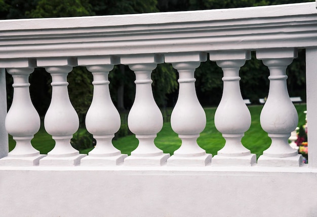 Witte gipsen balustrade