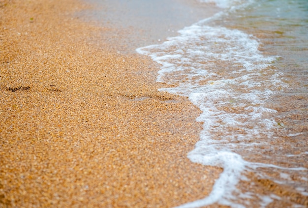 witte golf op lege gele zandstrand zomer of tropische klimaat achtergrond natuur achtergrond