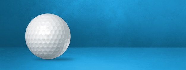 Witte golfbal geïsoleerd op een blauw