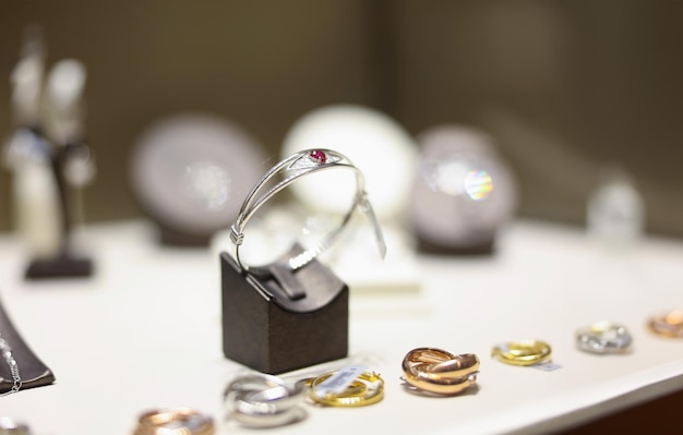 Foto witte gouden ring met robijn op winkelvenster close-up