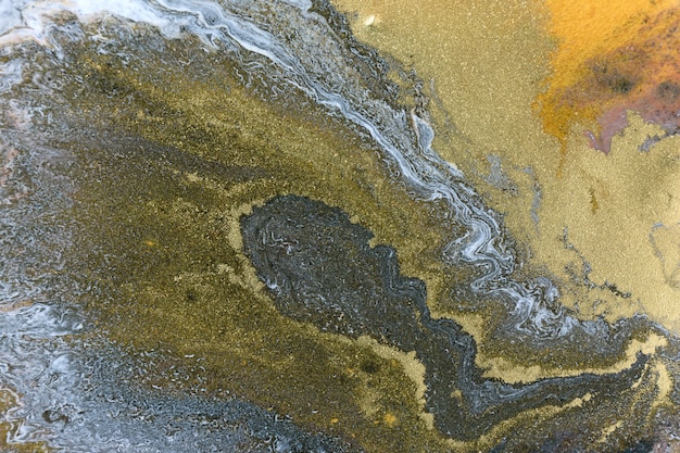 Witte grijze en zwarte rimpelpatroon marmeren abstracte textuur met gouden deeltjes