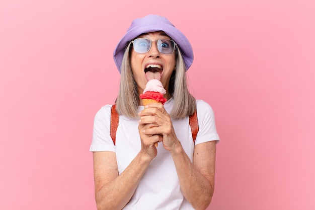 Witte haarvrouw van middelbare leeftijd met een ijsje. zomer concept