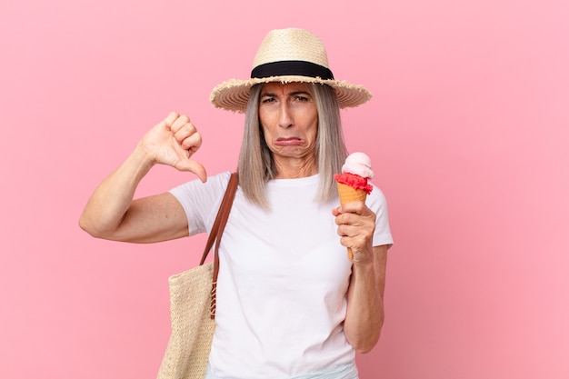 Witte haarvrouw van middelbare leeftijd met een ijsje. zomer concept