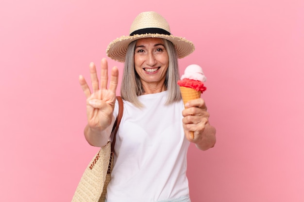 Witte haarvrouw van middelbare leeftijd met een ijsje. zomer concept