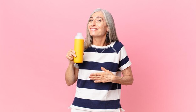 Witte haarvrouw van middelbare leeftijd met een koffiethermos