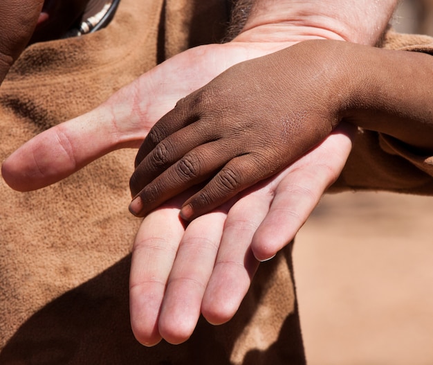 Witte hand in de zwarte hand